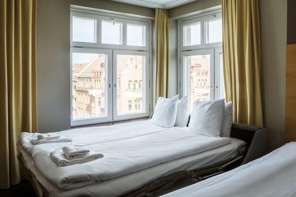 Elite Hotel,